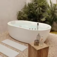 Hidromasaje portátil Danesa 189 en un jardín minimalista con plantas.